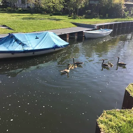 Ferienwohnung Auf Traumhaften Wassergrundstuck